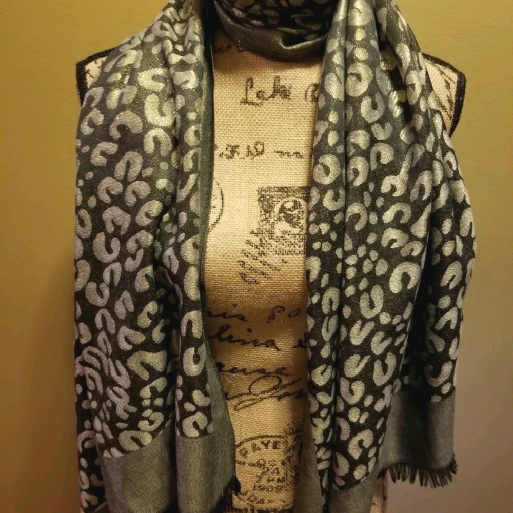 NWT Womens Ivy London NYC Fringed Animal Print
